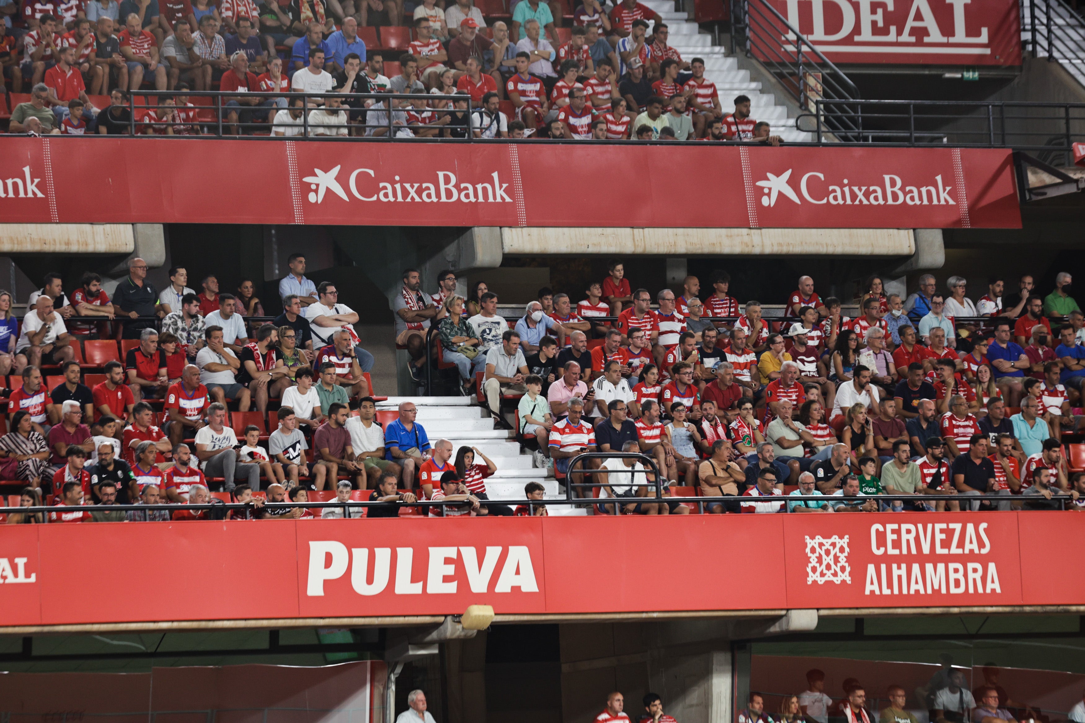 Grada de Los Cármenes en el partido ante el Racing de Santander. 