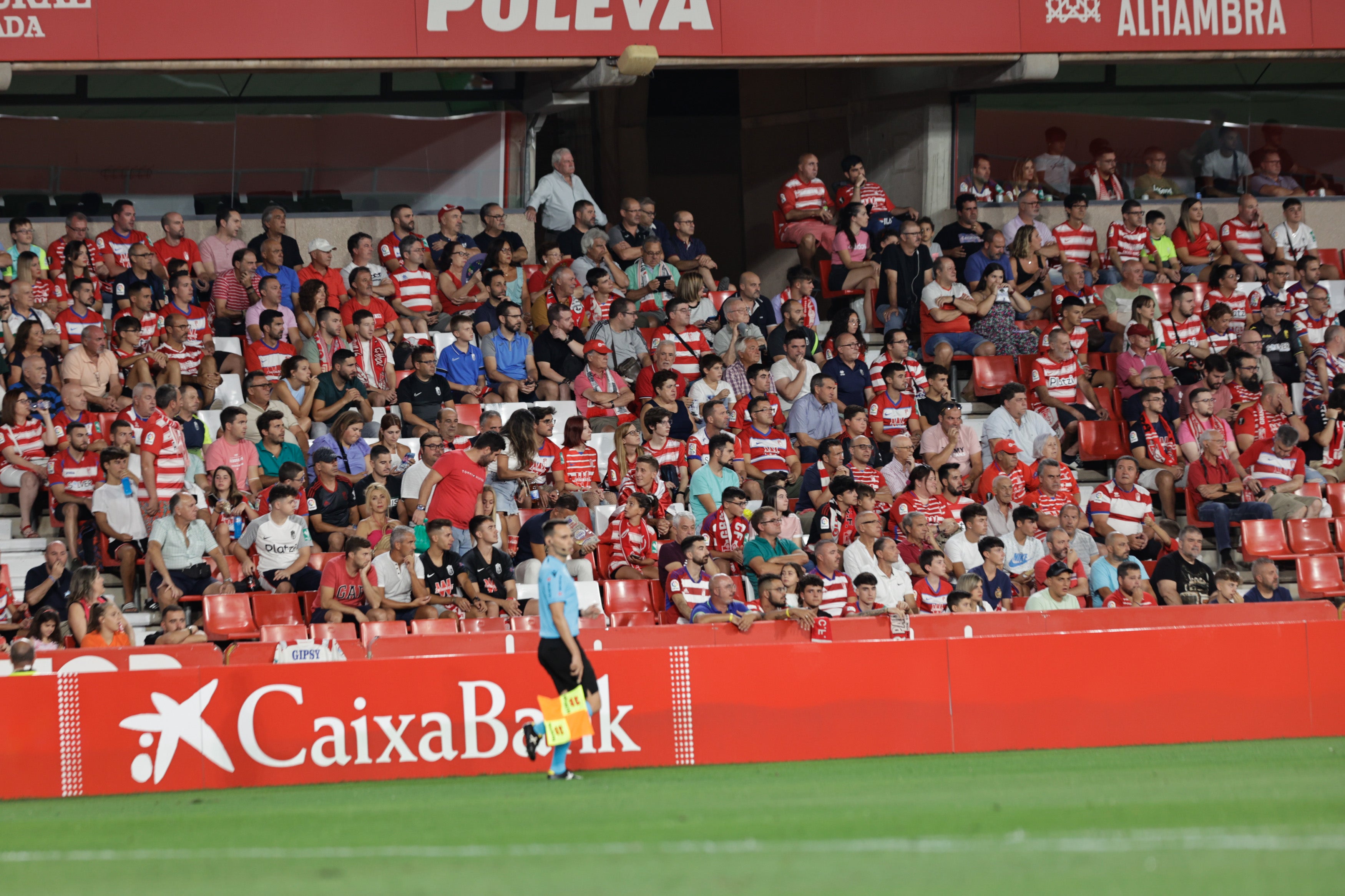Grada de Los Cármenes en el partido ante el Racing de Santander. 