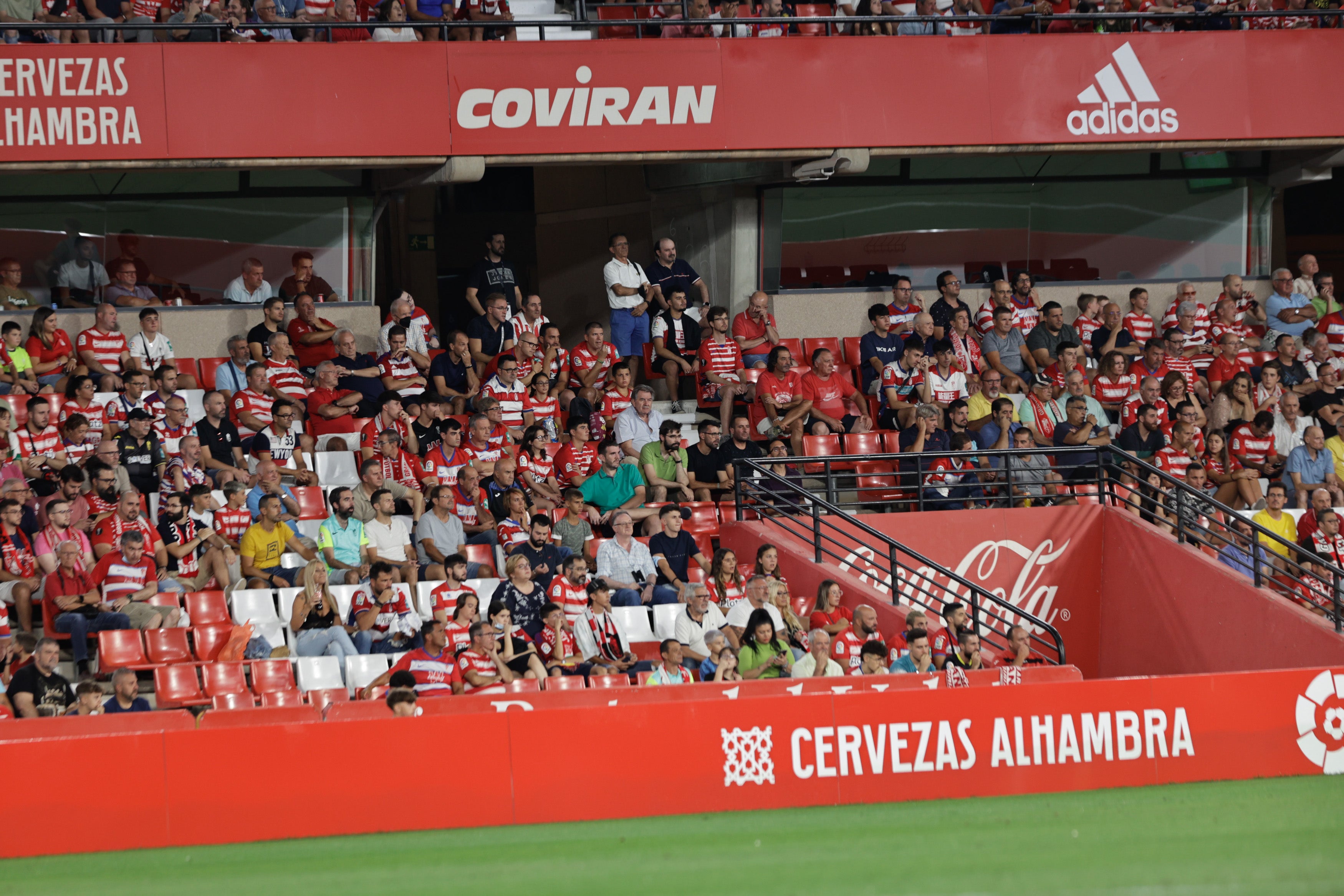 Grada de Los Cármenes en el partido ante el Racing de Santander. 
