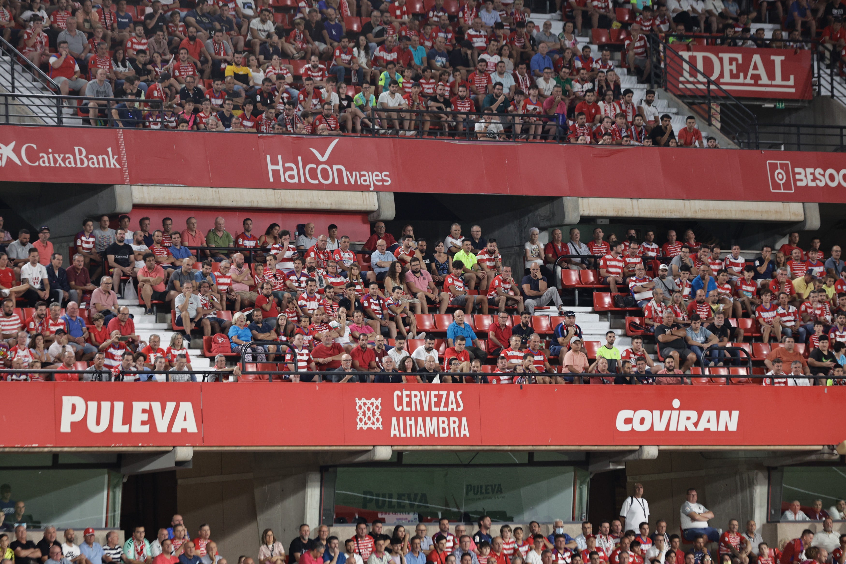 Grada de Los Cármenes en el partido ante el Racing de Santander. 