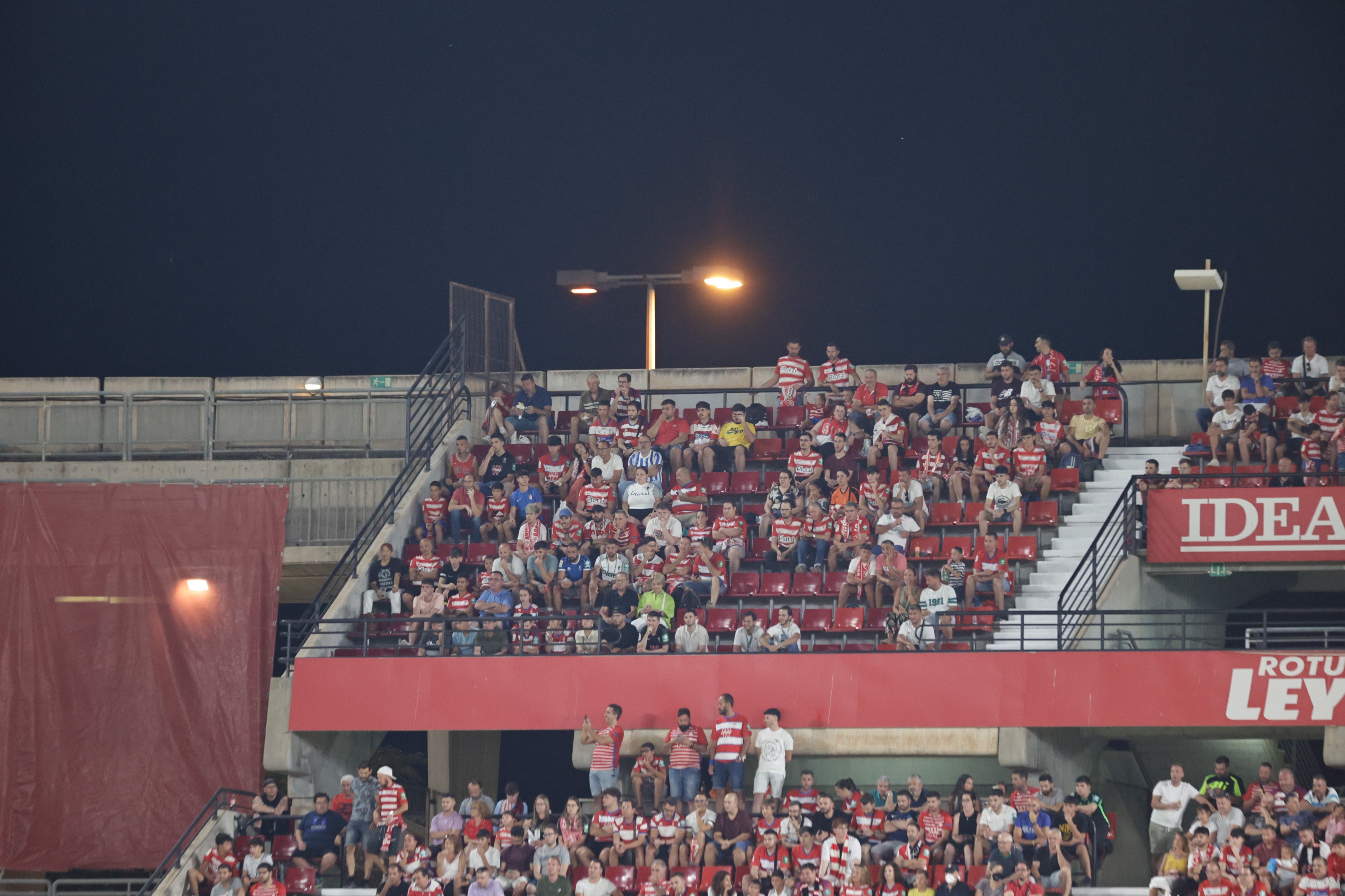 Grada de Los Cármenes en el partido ante el Racing de Santander. 