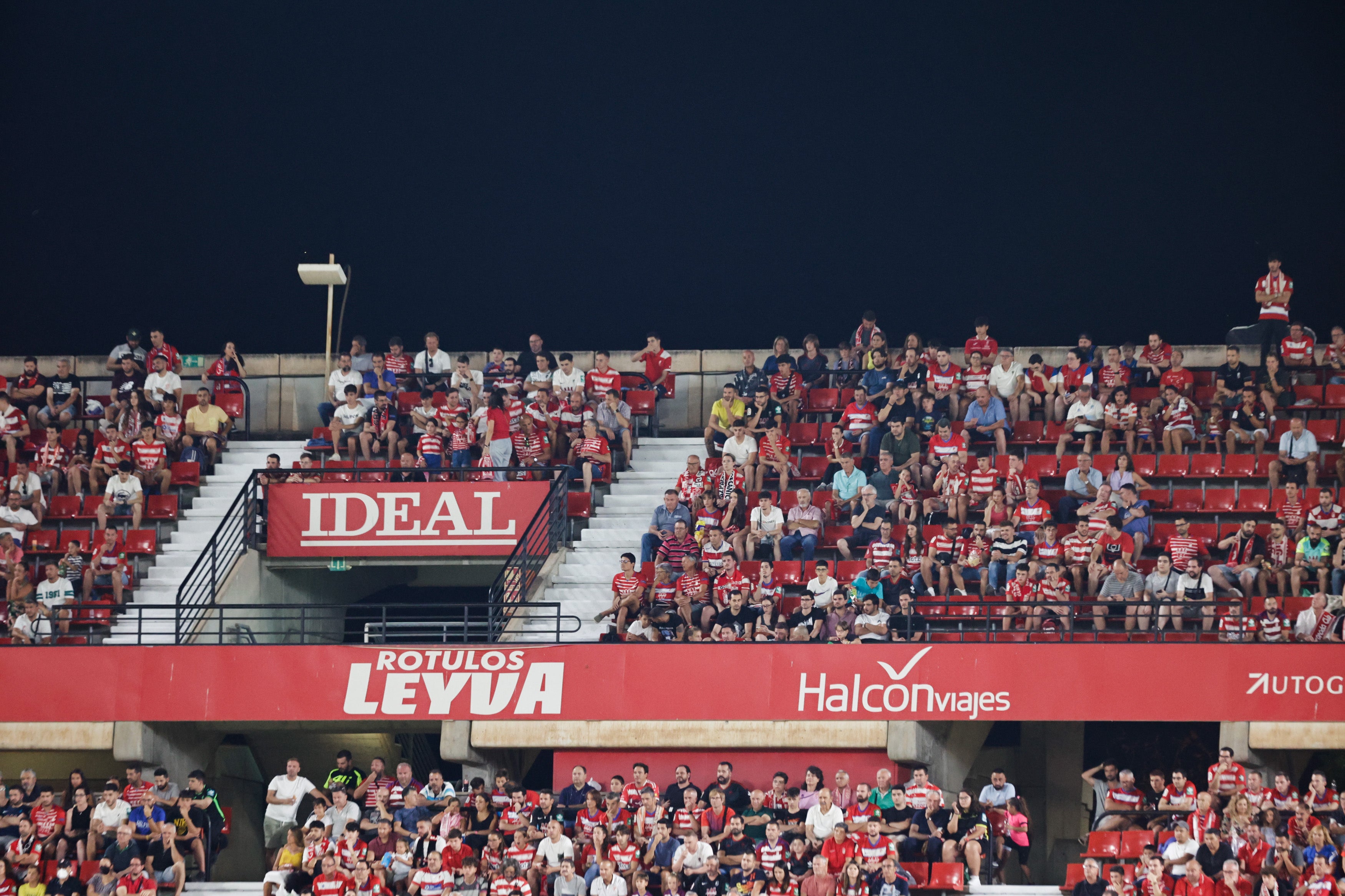 Grada de Los Cármenes en el partido ante el Racing de Santander. 