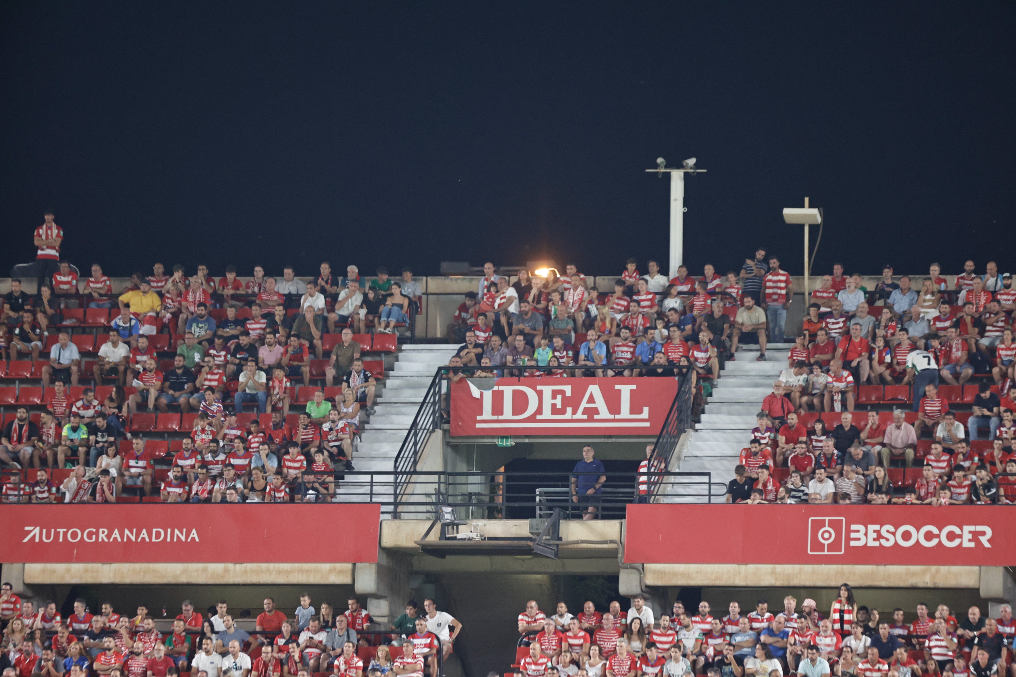 Grada de Los Cármenes en el partido ante el Racing de Santander. 