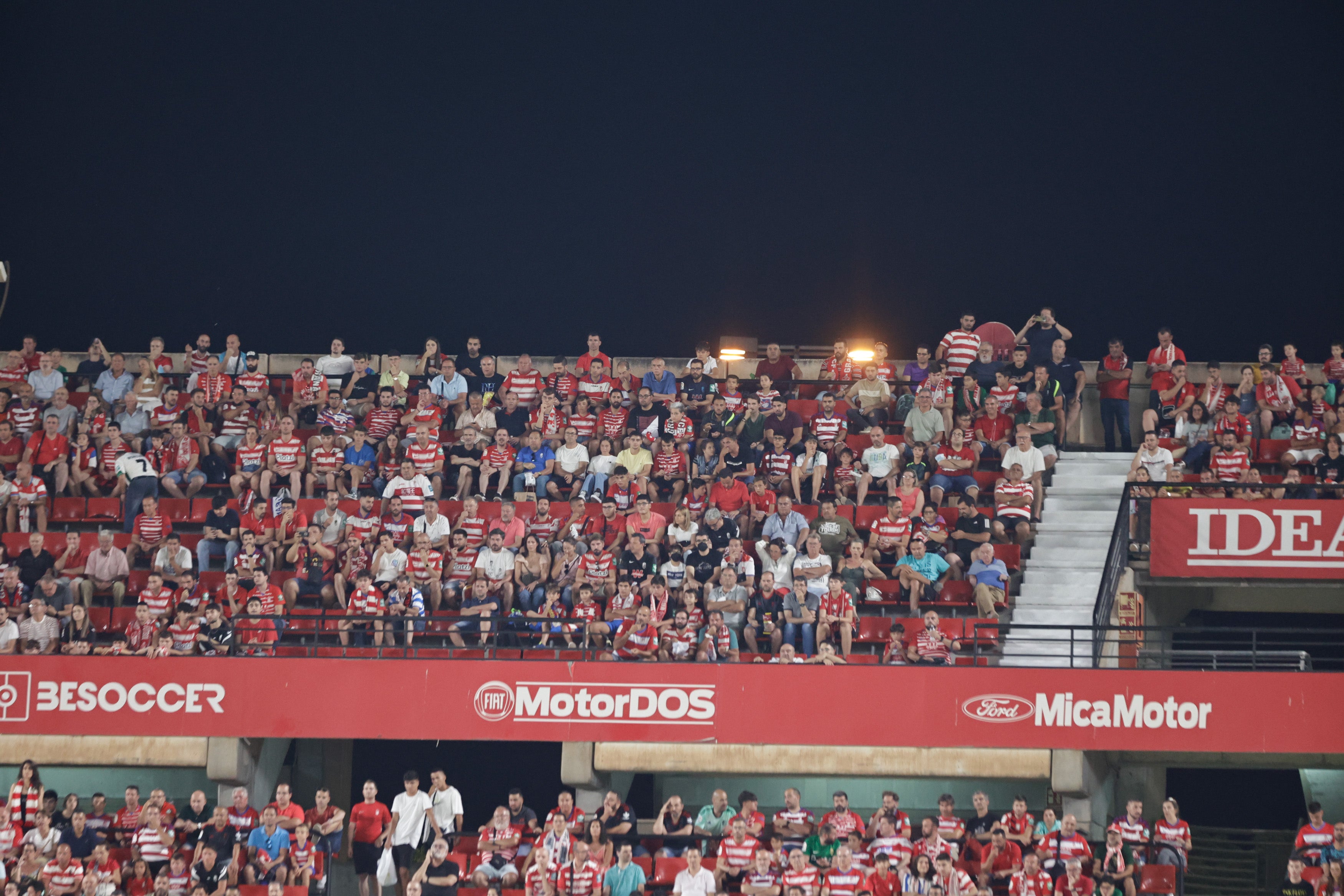 Grada de Los Cármenes en el partido ante el Racing de Santander. 