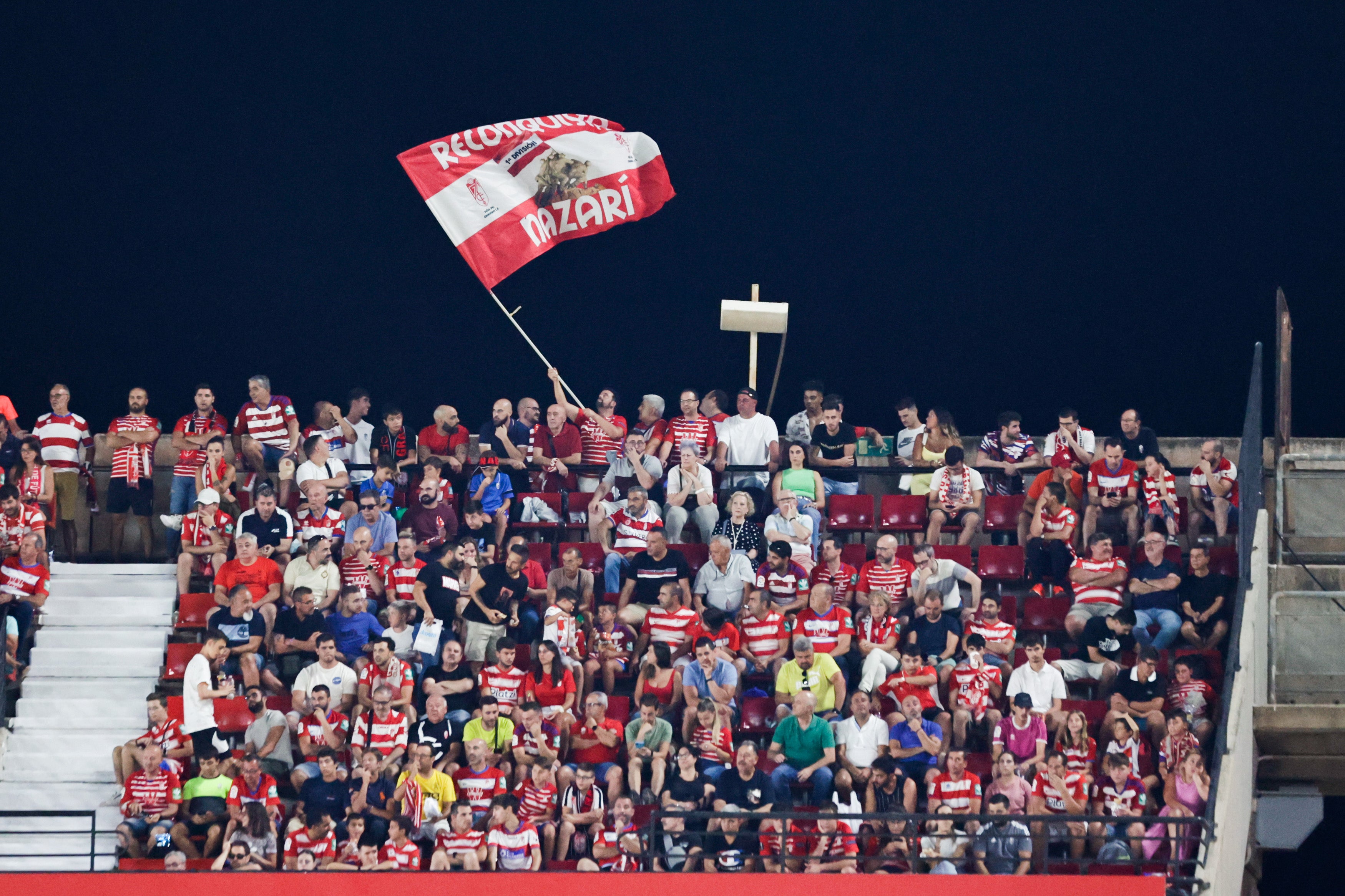 Grada de Los Cármenes en el partido ante el Racing de Santander. 