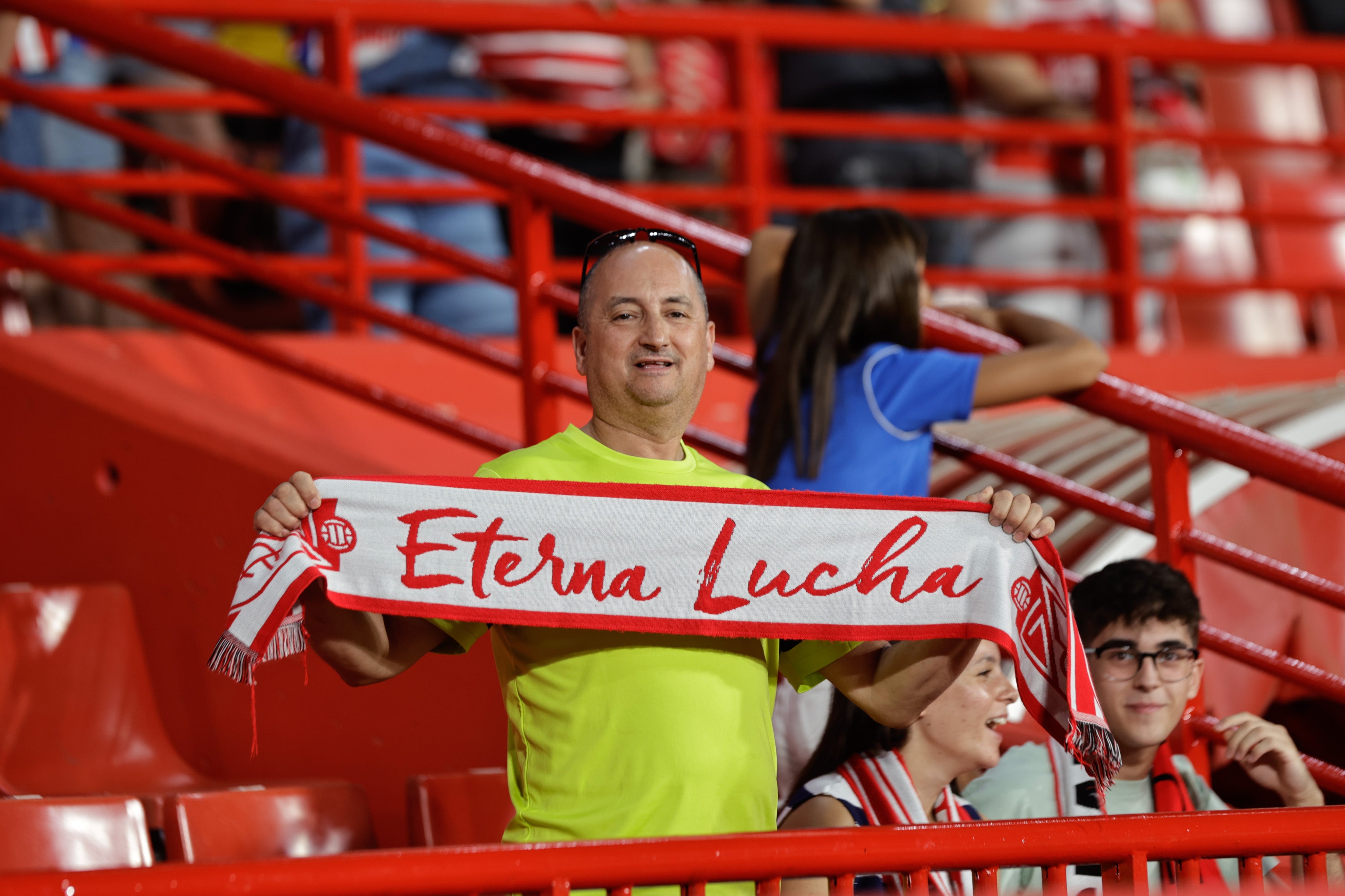 Grada de Los Cármenes en el partido ante el Racing de Santander. 