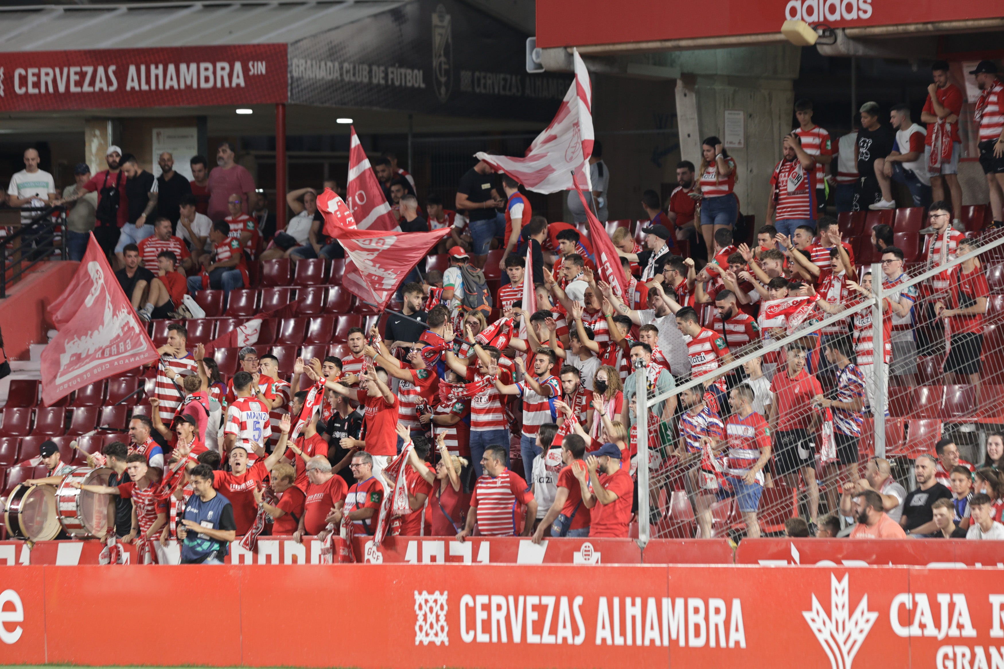 Grada de Los Cármenes en el partido ante el Racing de Santander. 