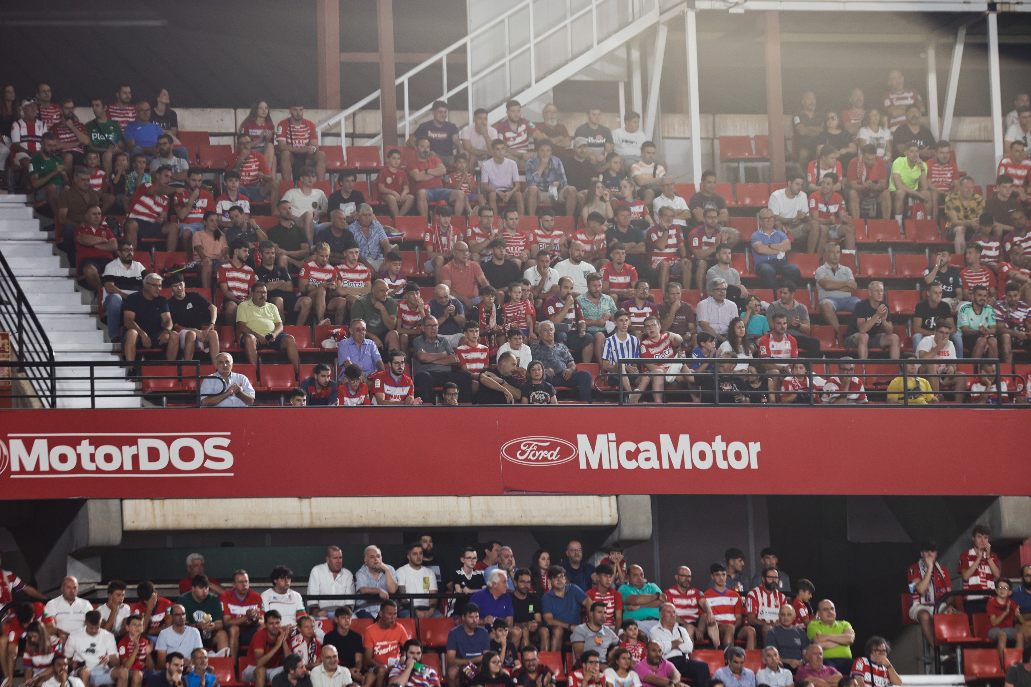 Grada de Los Cármenes en el partido ante el Racing de Santander. 