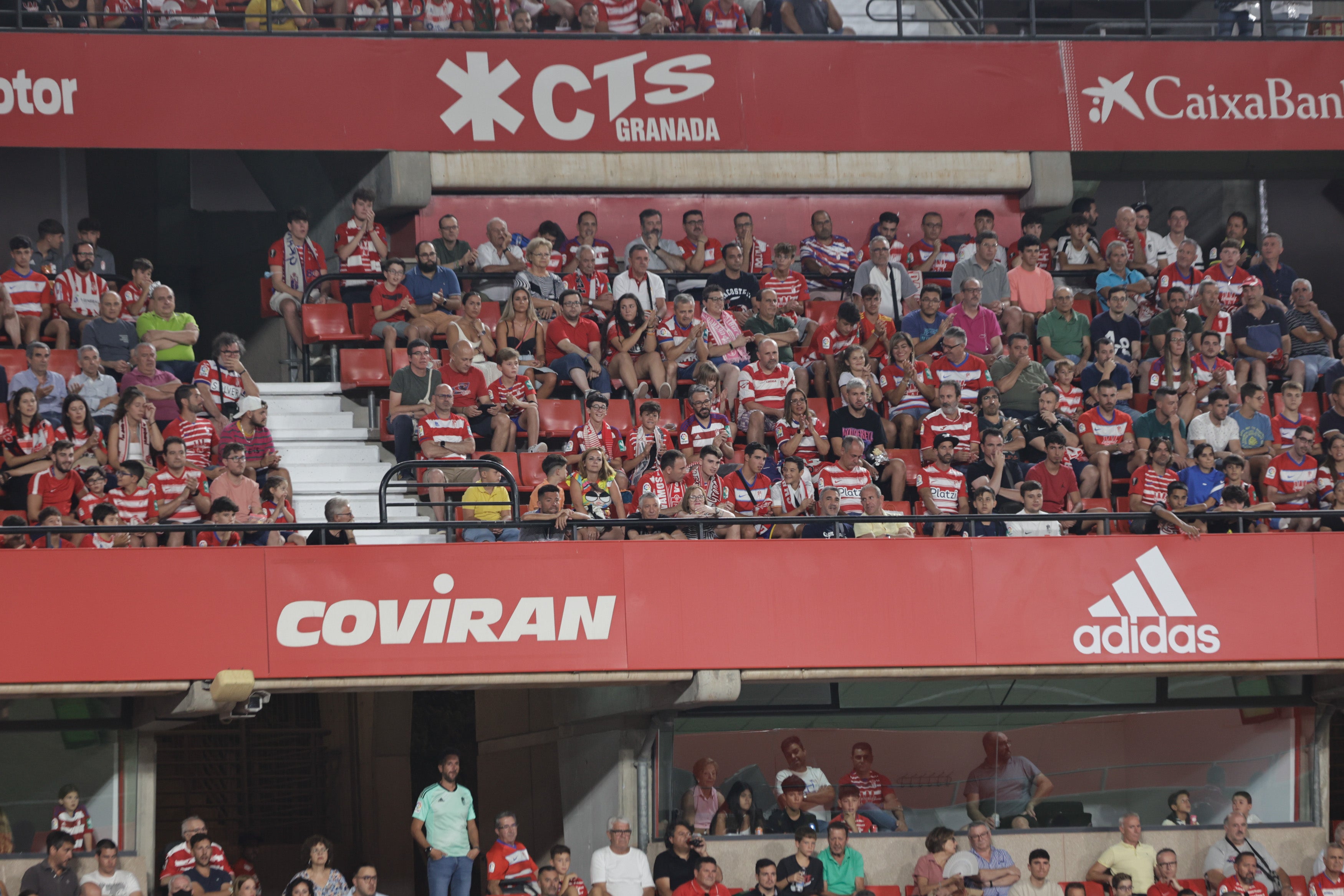 Grada de Los Cármenes en el partido ante el Racing de Santander. 