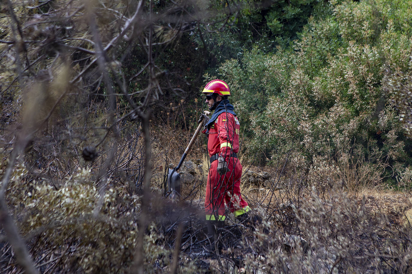 Efectivos de la Unidad Militar de Emergencia luchan contra el incendio forestal en Vall d´Ebo, en la provincia de Alicante.