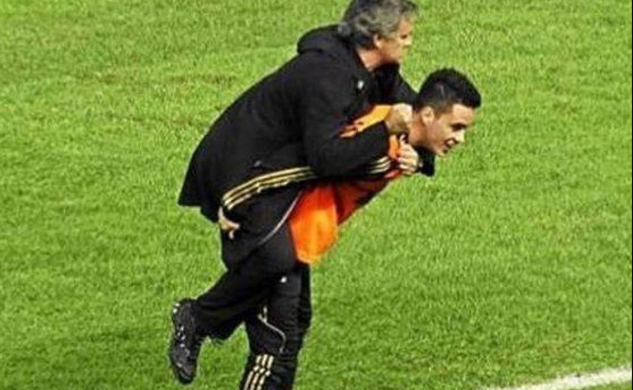 José Mourinho, subido a la espalda de José Callejón en Mestalla. 