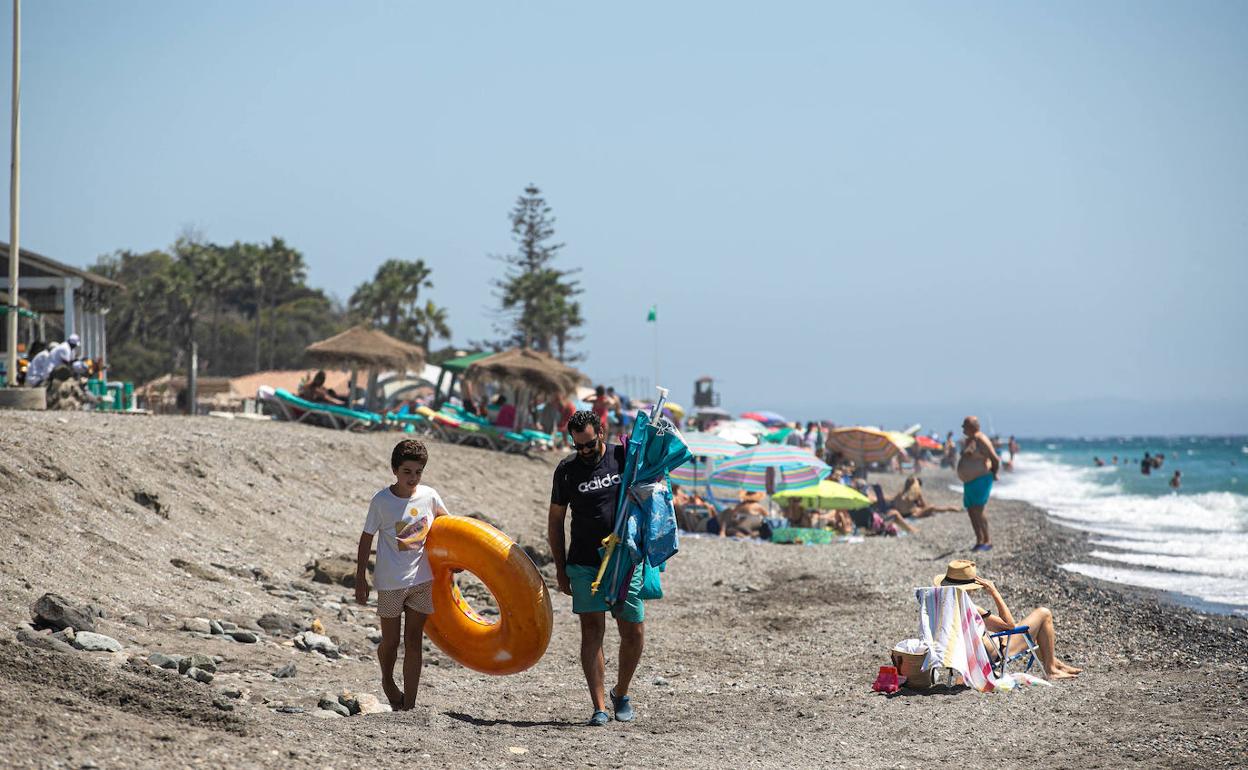 Playa Granada capea el temporal y cerrará un verano turístico mejor que el de 2019