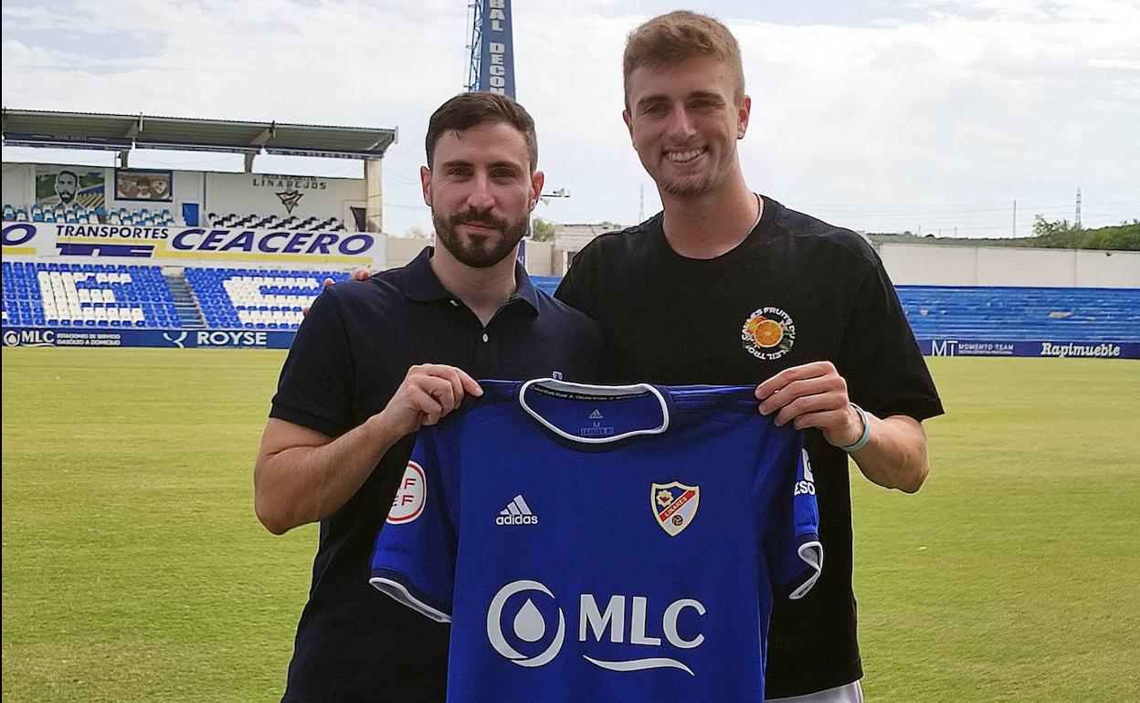 Miguel de Hita y el central Lucho, posando en la presentación del jugador en su nueva casa. 