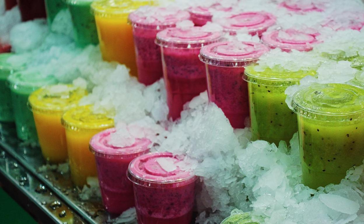 Batidos de frutas en un supermercado.