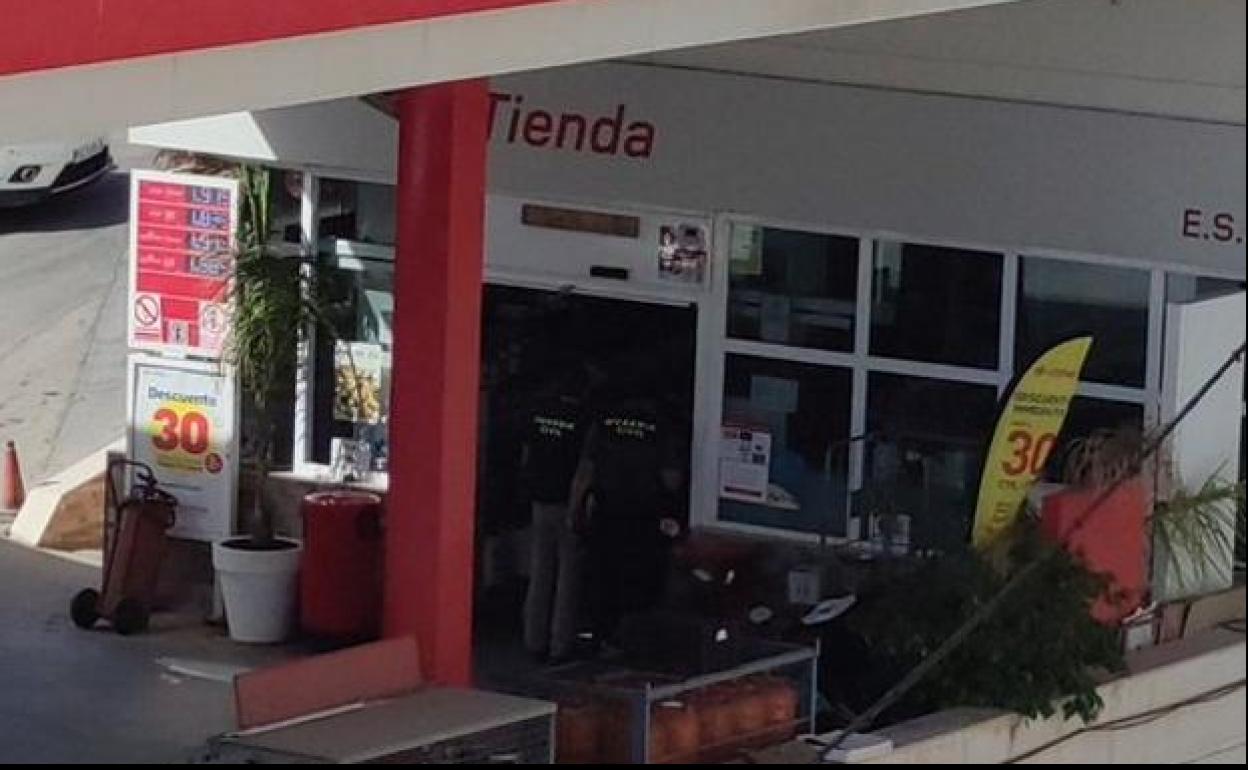 Gasolinera acordonada en La Herradura. 