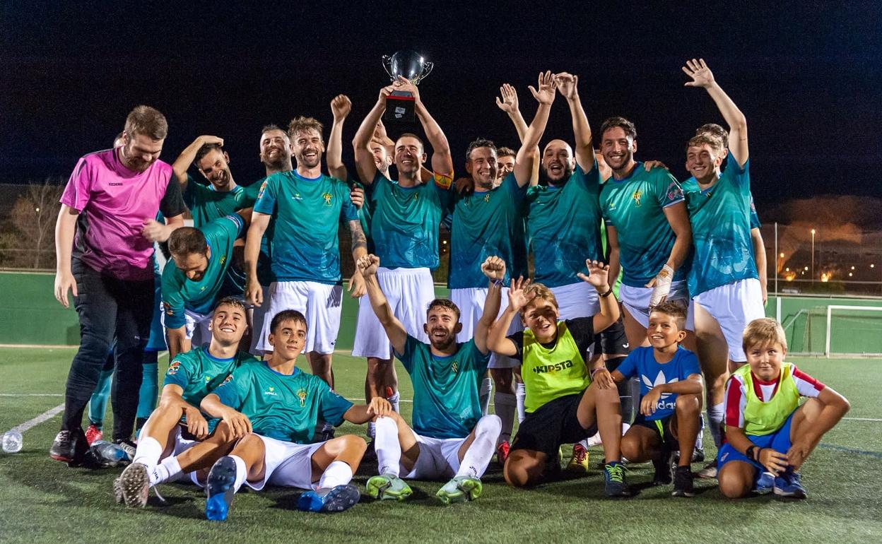 Los viatoreños levantando el trofeo de Feria.