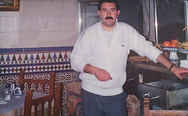 Fotografía antigua de Antonio en el establecimiento.