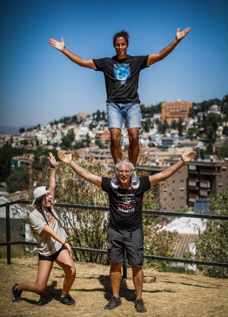 Imagen - Carazo, con dos colaboradores del festival, en el Palacio de Quinta Alegre. 