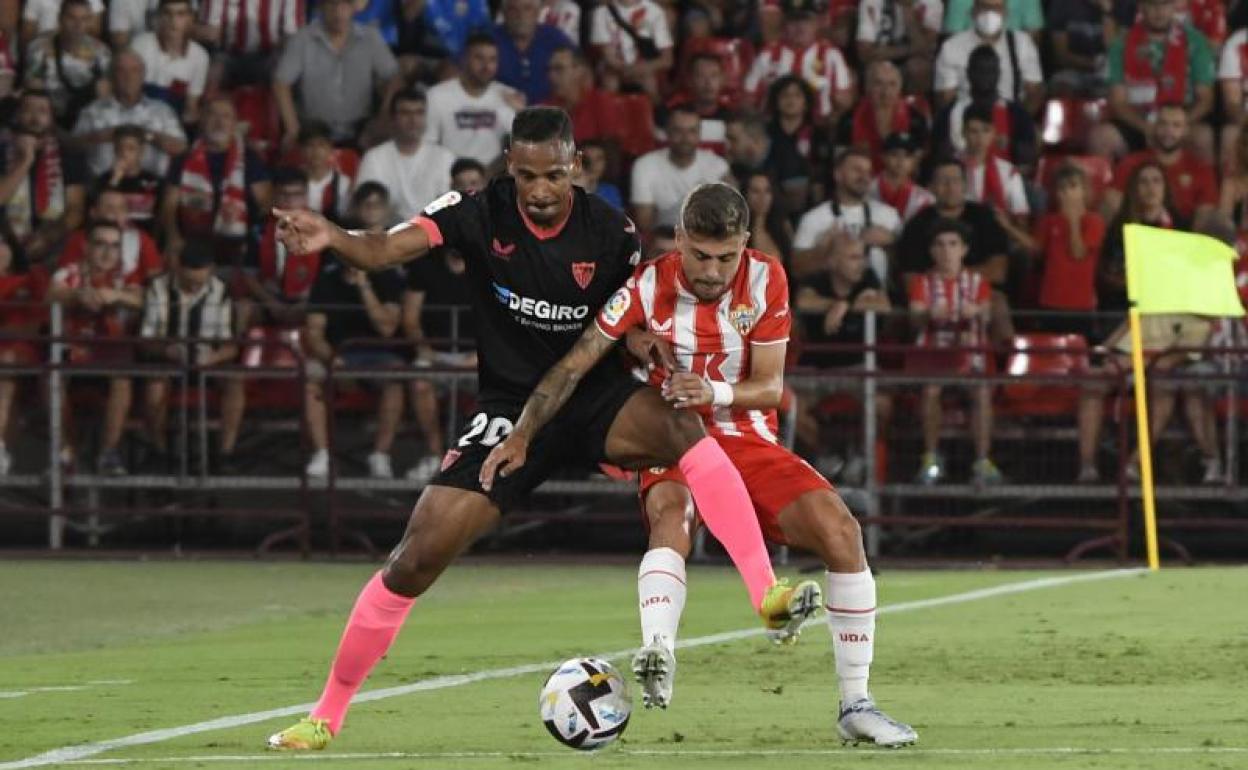 Jugada del partido entre el Almería y el Sevilla
