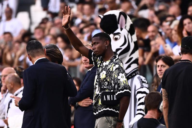 Paul Pogba saluda desde la grada a la afición de la Juventus en el duelo contra la Roma.