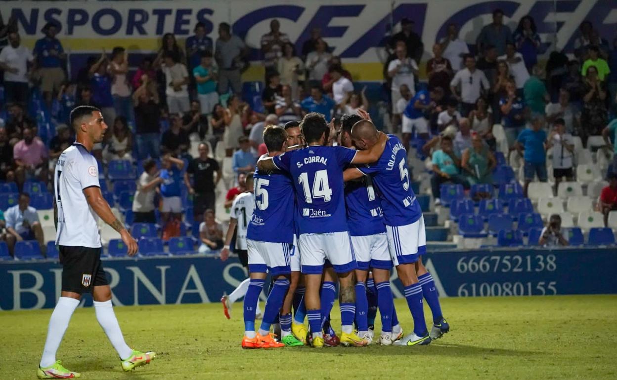 Los jugadores del Linares celebran uno de los tantos ante el Mérida
