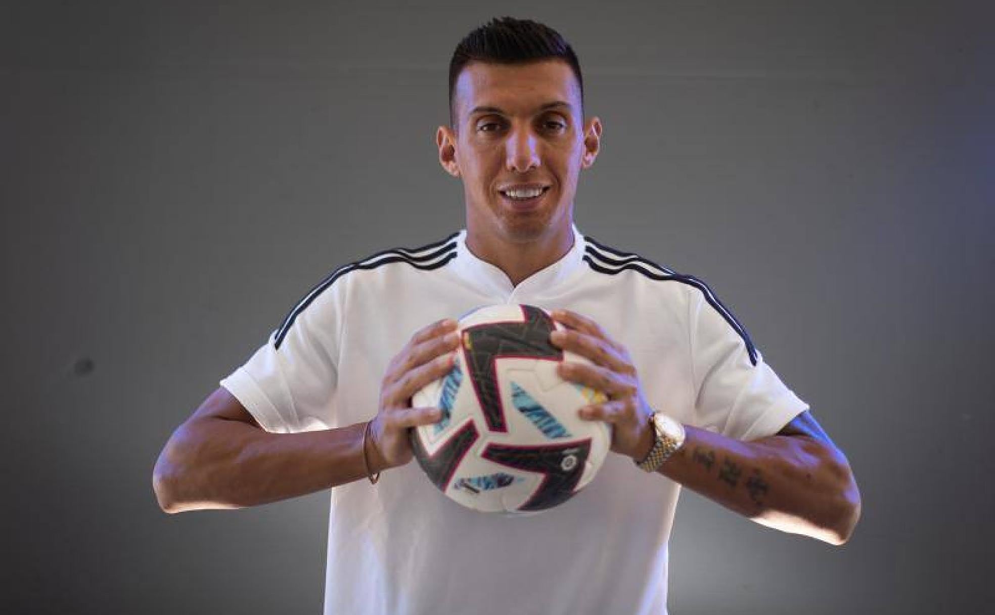 Myrto Uzuni aprieta un balón de fútbol con sus dos manos mientras posa para IDEAL.