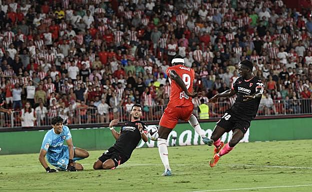 Sadiq Umar, atento, caza el centro de Lucas Robertone para certificar la remontada ante el Sevilla, con Bono, Rekik y Nianzou 'mirando'