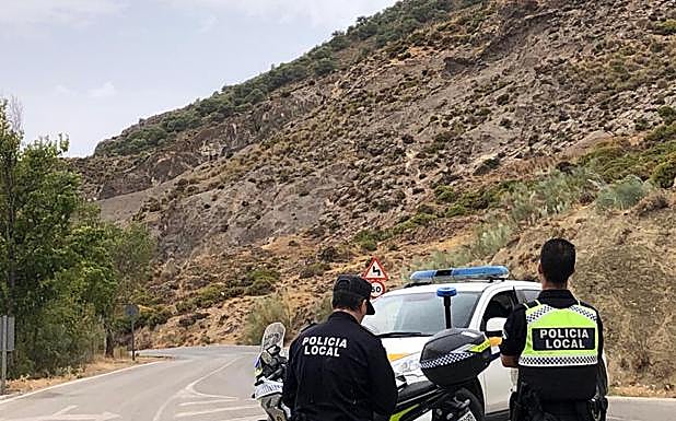 Agente de Policía cortan los accesos en la zona del fuego.