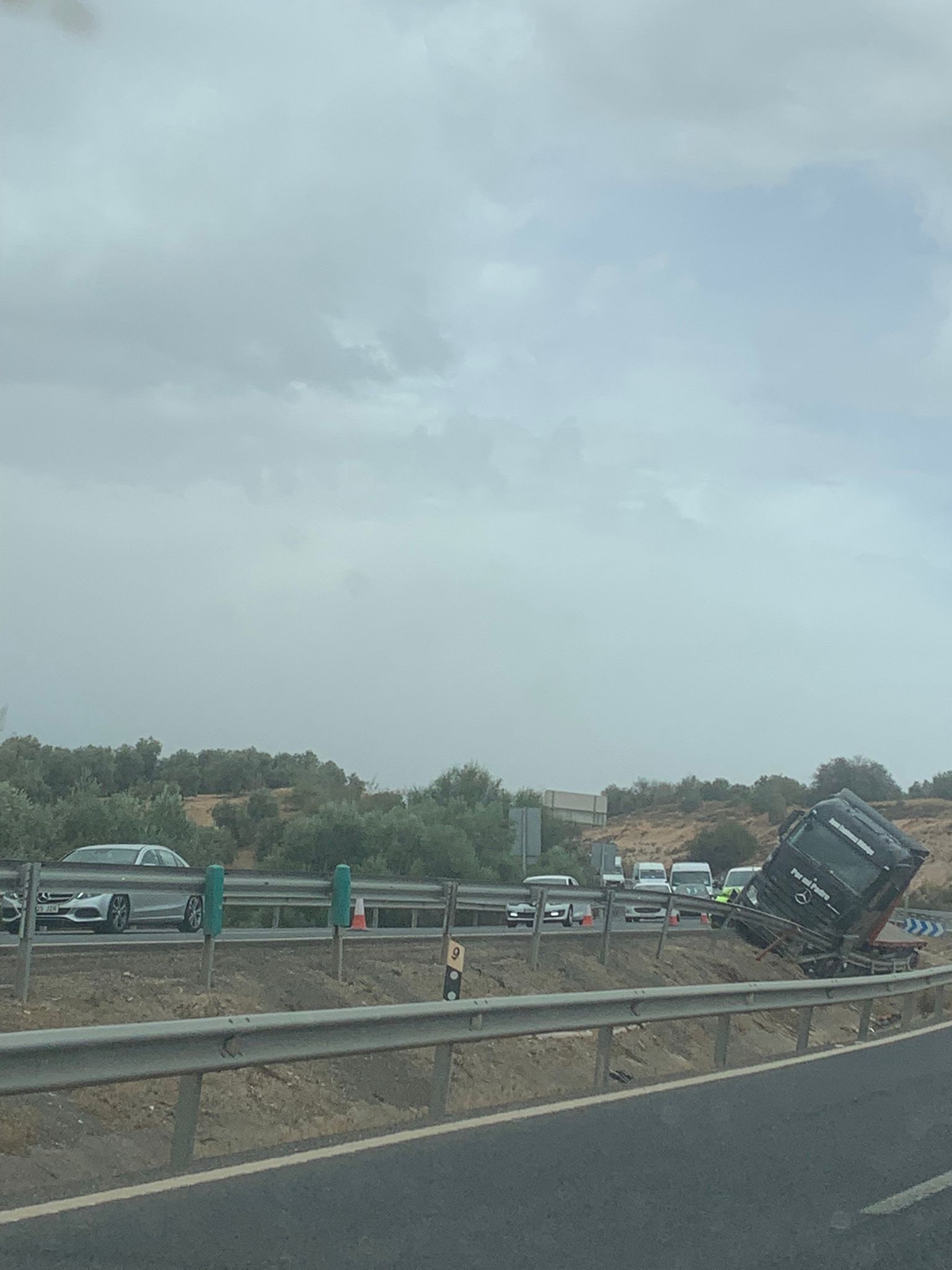 Camión volcado en Río Frío. 