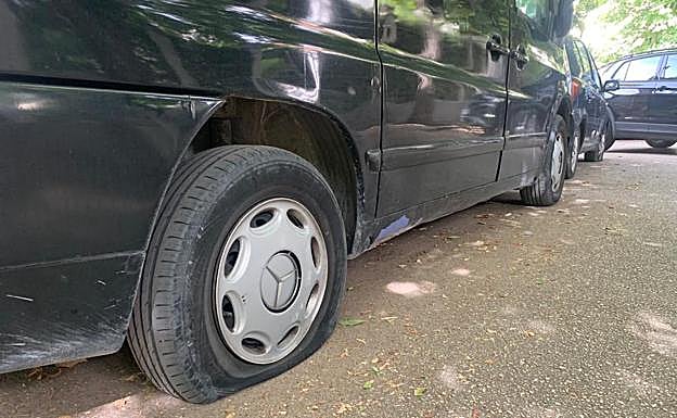 Imagen principal - Destrozan varios vehículos en el Realejo