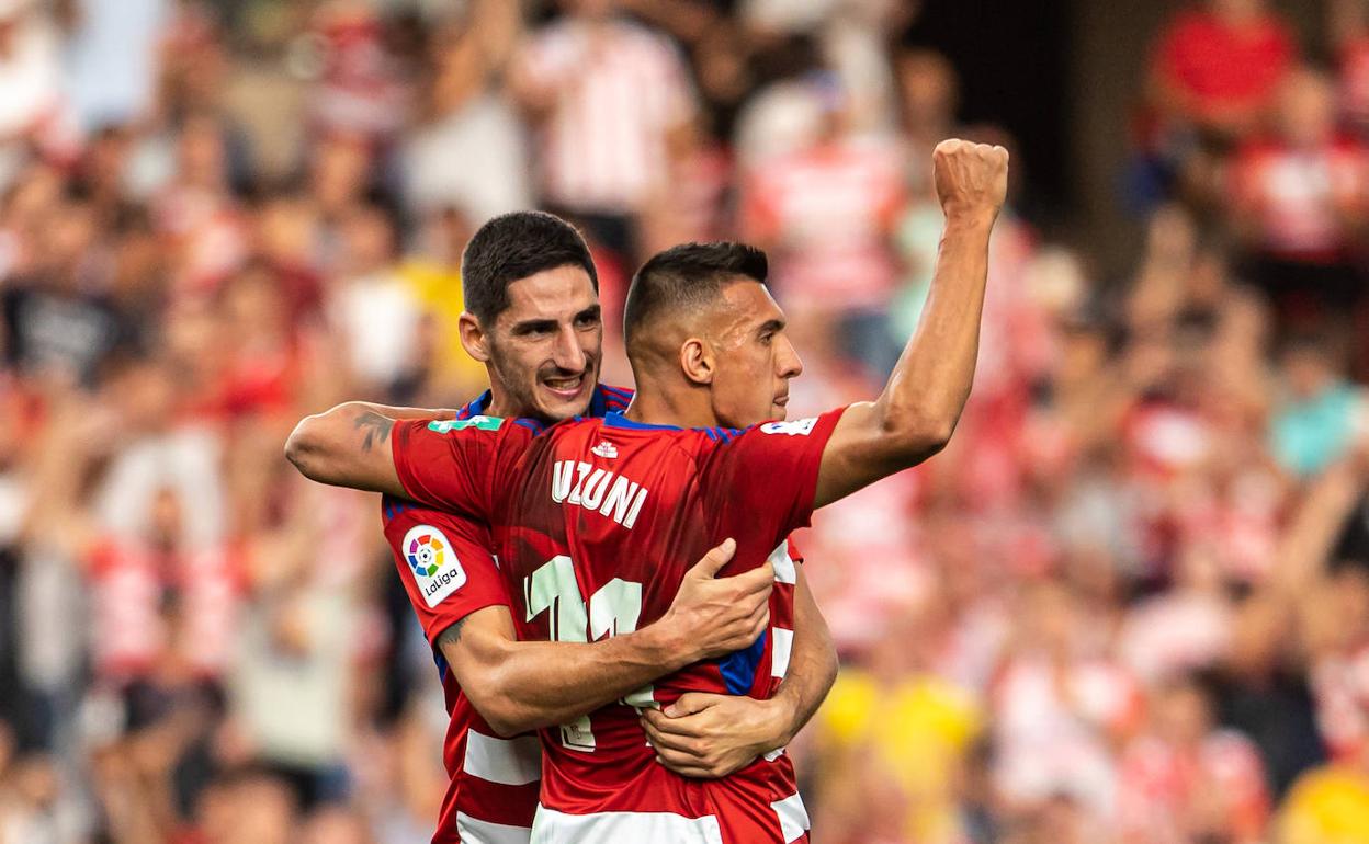 Bodiger abraza a Uzuni tras un gol del albanés. 