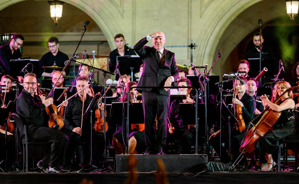 El concierto tuvo lugar frente a la fachada del Ayuntamiento de Almería.