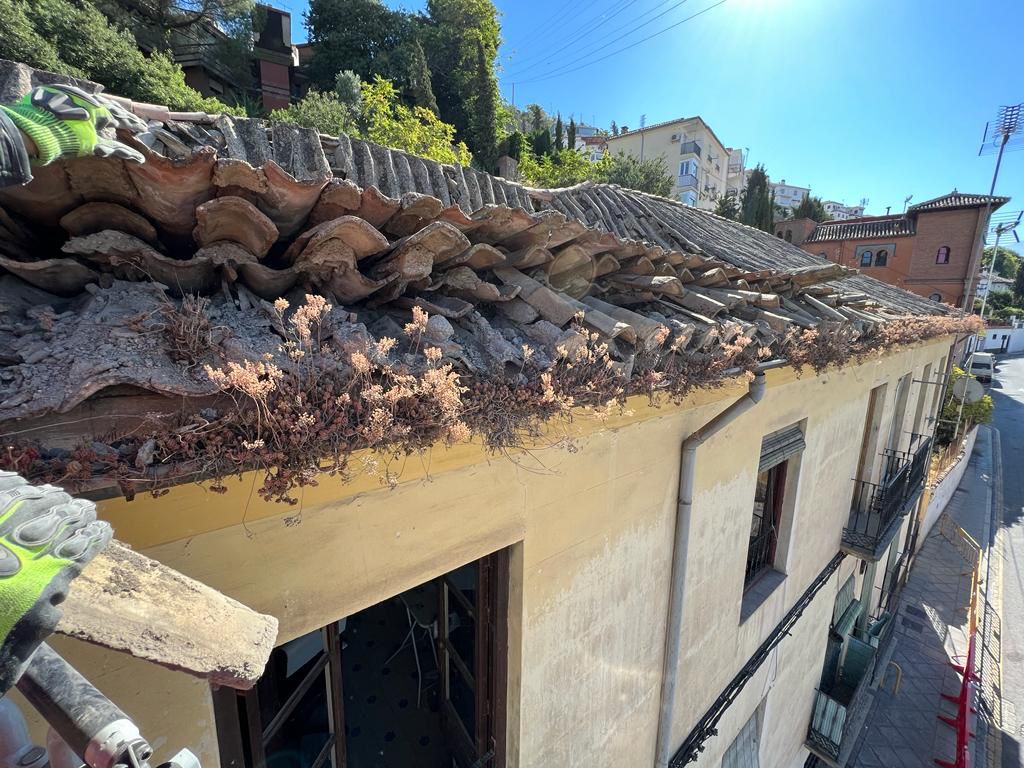La finca, declarada en 'ruina inminente', ha dejado sin techo y sin pertenencias a dos familias