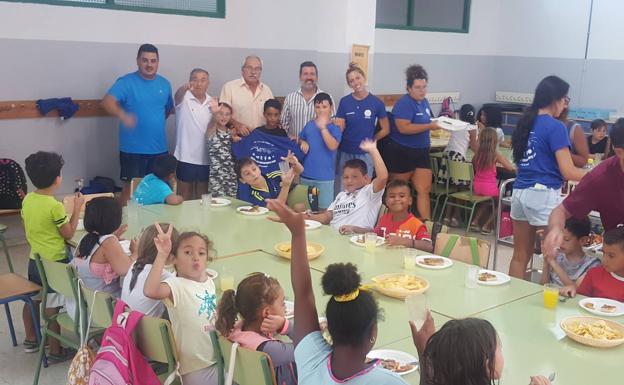 Responsables de la Escuela de Verano y algunos de los peques, en la comida del último día. 