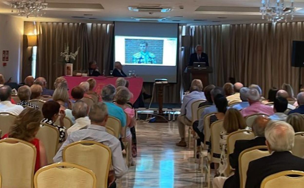 Feria de Almería | Puerta grande del cirujano Fernando Carbonell, en el pregón de Amigos Taurinos de Almería
