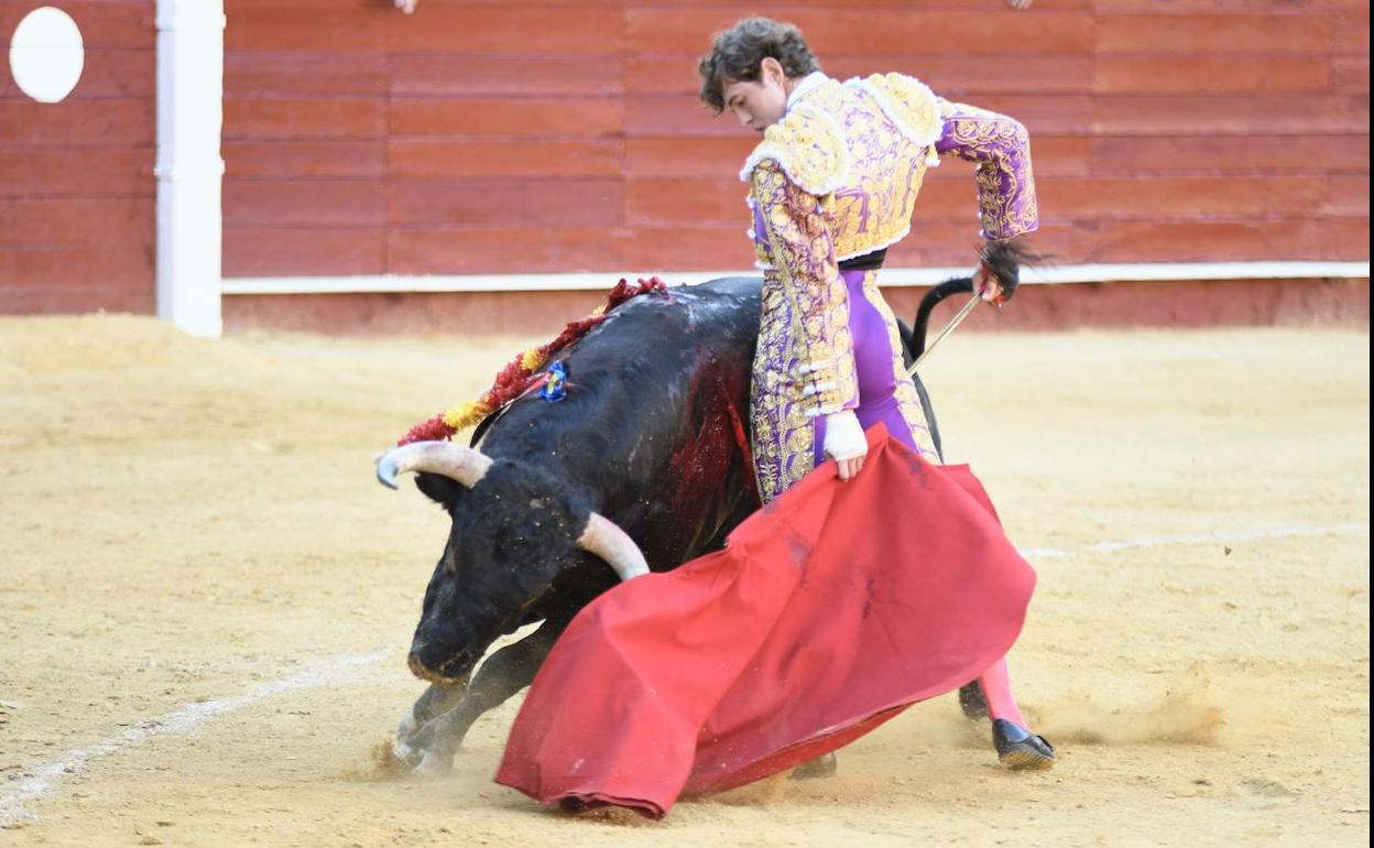 Profundo natural de Jorge Martínez al toro al que le hizo la faena de la Feria 2022..