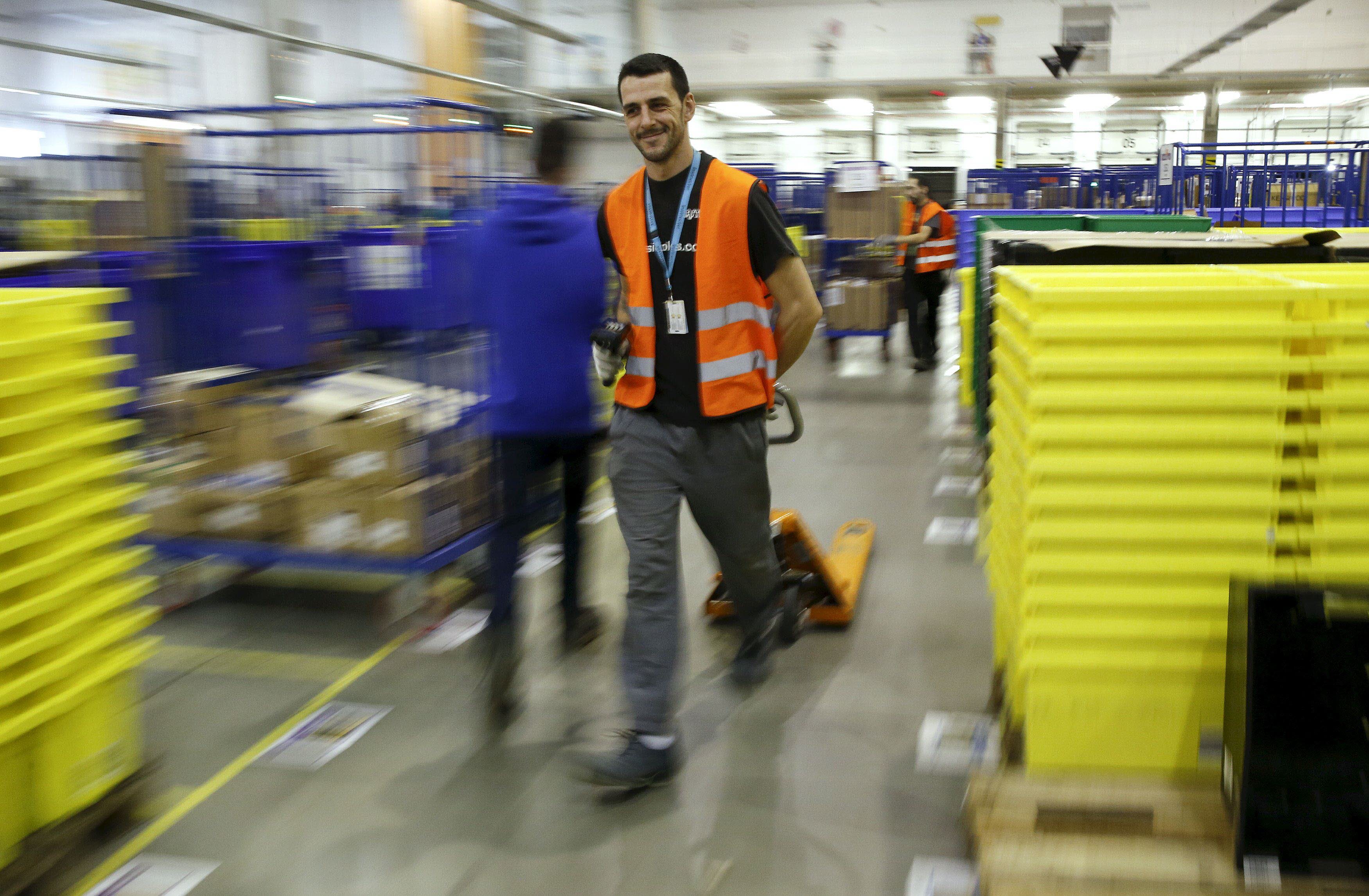 Un trabajador en el centro de distribución de Amazon en Madrid. 