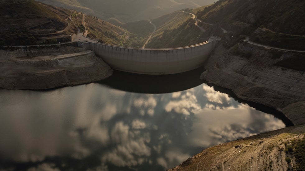 Vista del embalse de As Portas, en Vilariño de Conso (Ourense), en agosto. 