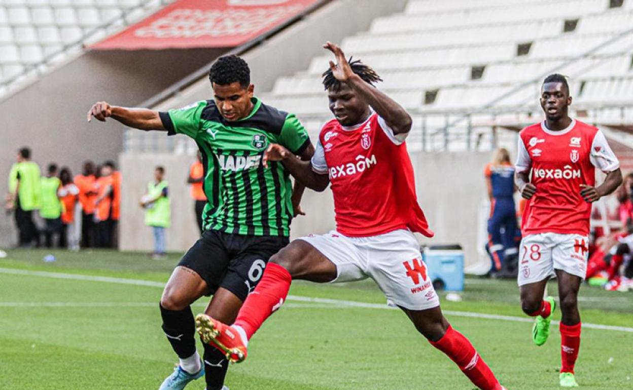 Nuevo '9'. El Bilal Touré (derecha) ha jugado 70 partidos con el Stade de Reims antes de firmar por la UD Almería hasta 2028.
