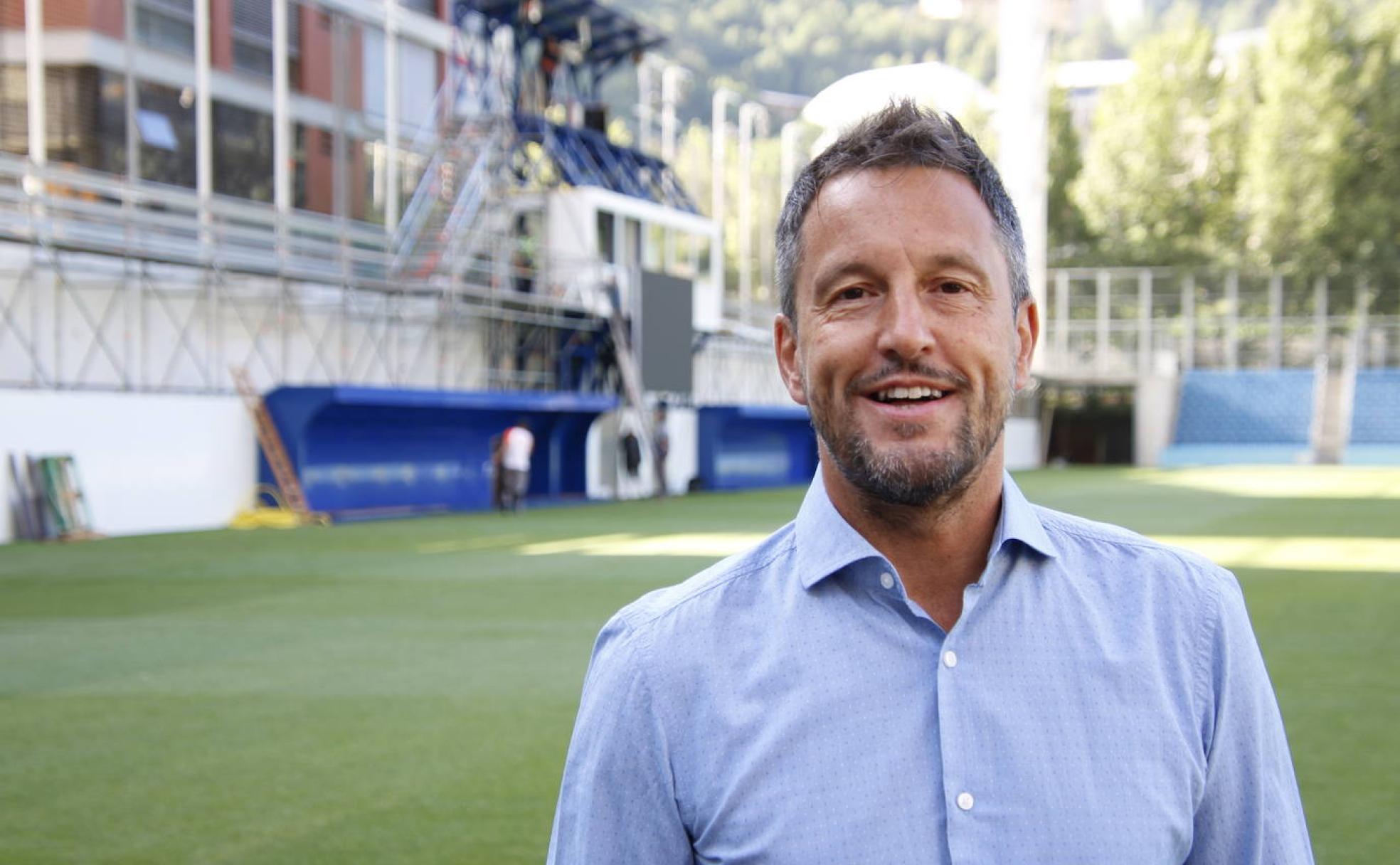 El parlamentario andorrano Pere López Agràs se fotografía esta semana en el Estadio Nacional en el que jugará el Granada para IDEAL. 