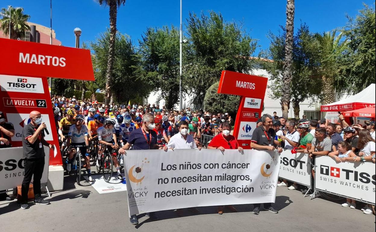 Francisco Reyes y Emilio Torres, con una pancarta reivindicativa tras el corte de cinta de la salida de la etapa de La Vuelta. 