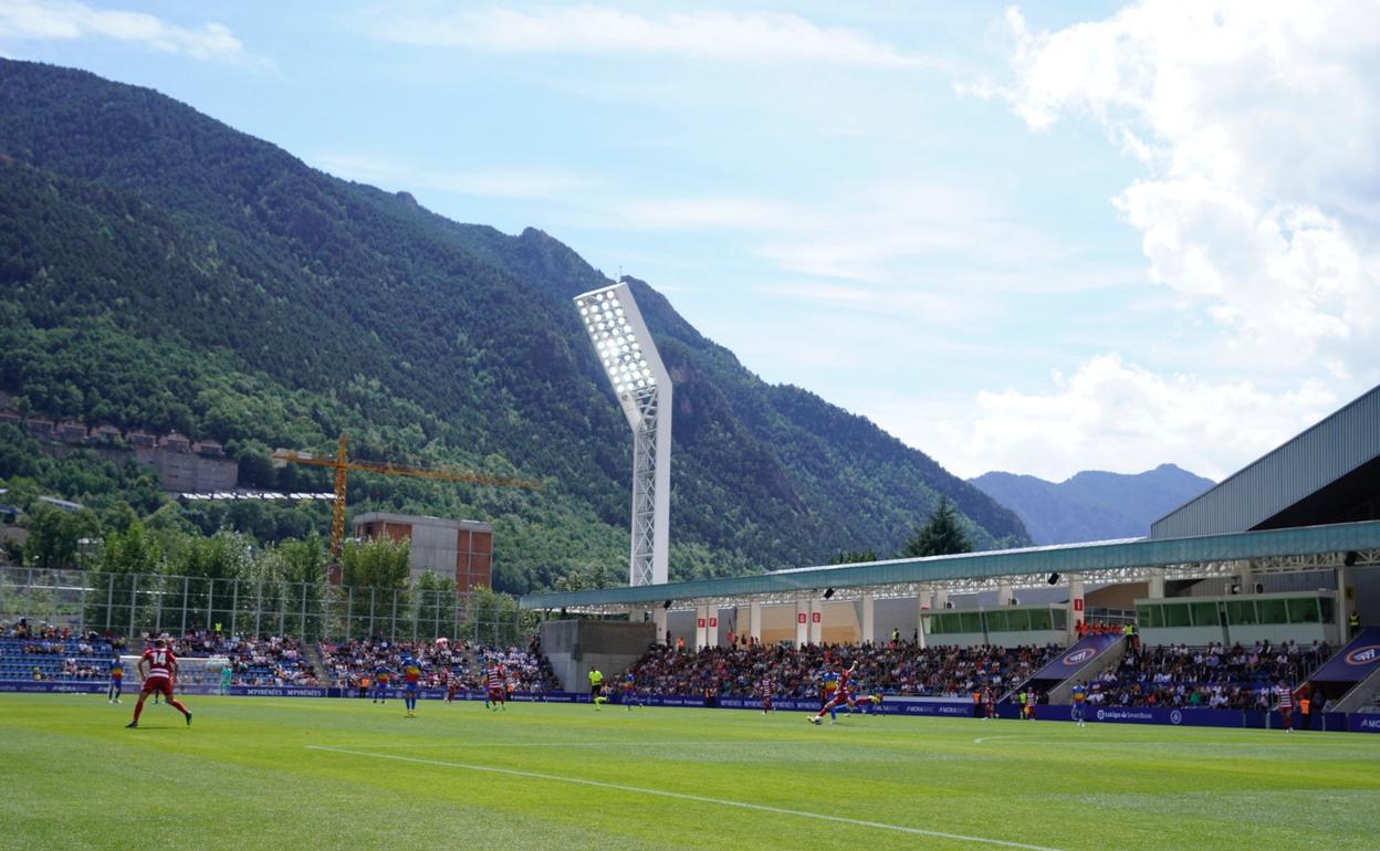 Las hermosas y atípicas vistas del Estadi Nacional de Andorra. 