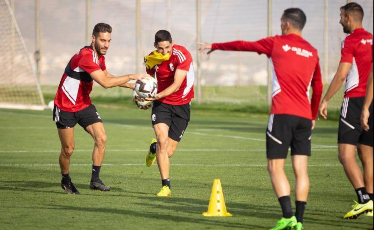 Rubén Rochina y Yann Bodiger se divierten durante el último entrenamiento del equipo. 