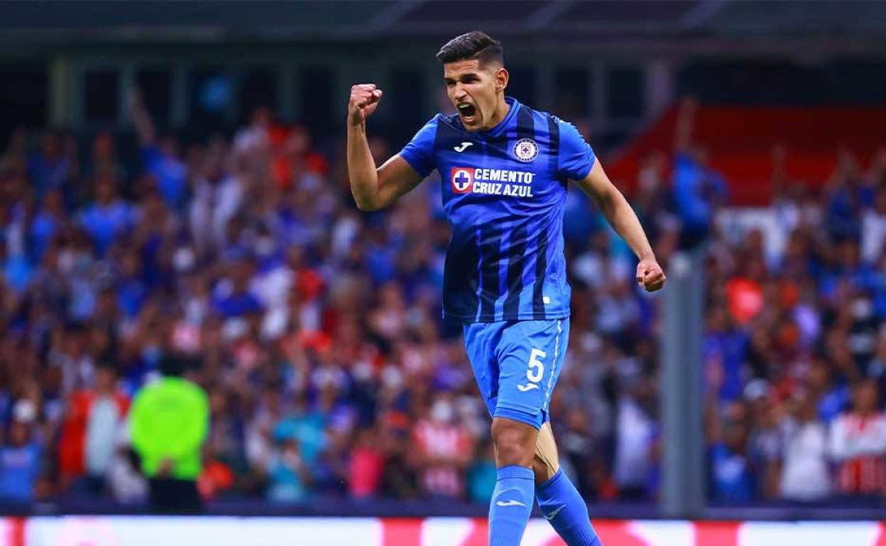 Luis Abram celebra un gol del conjunto azteca. 