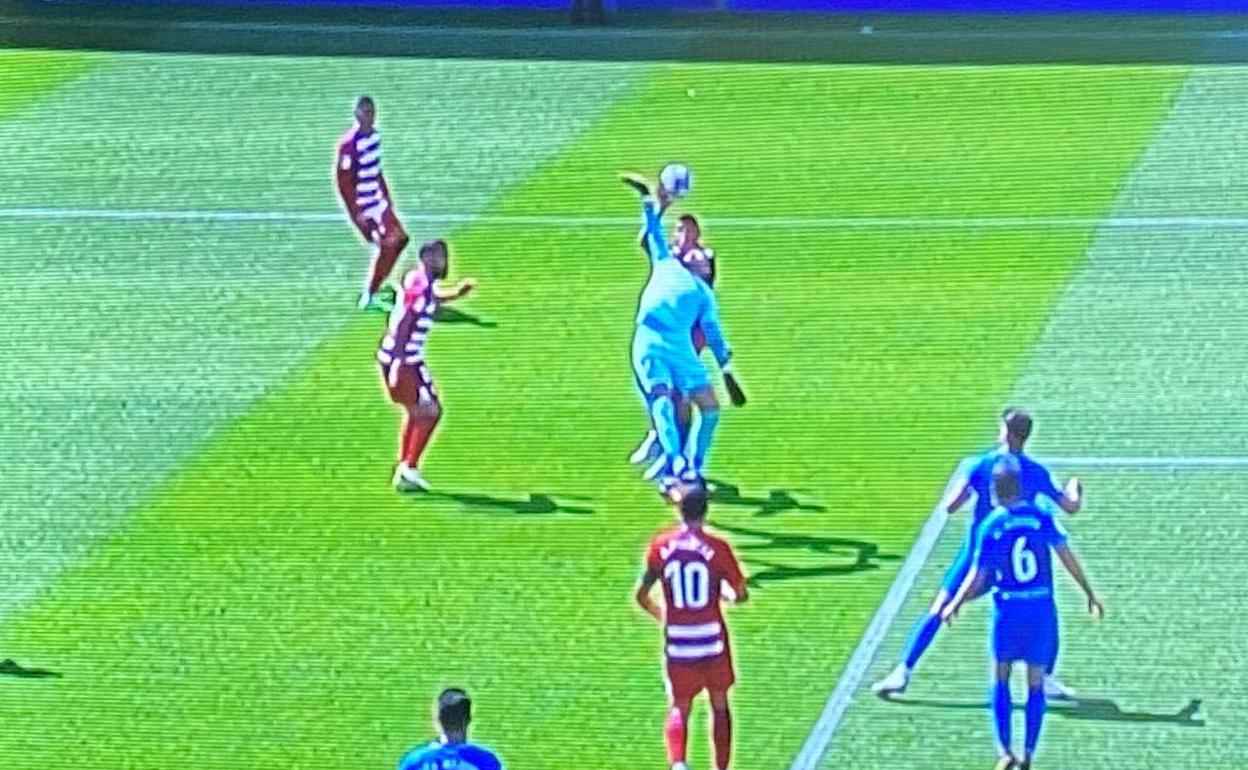 Momento exacto en que Uzuni roza el balón con la mano. 