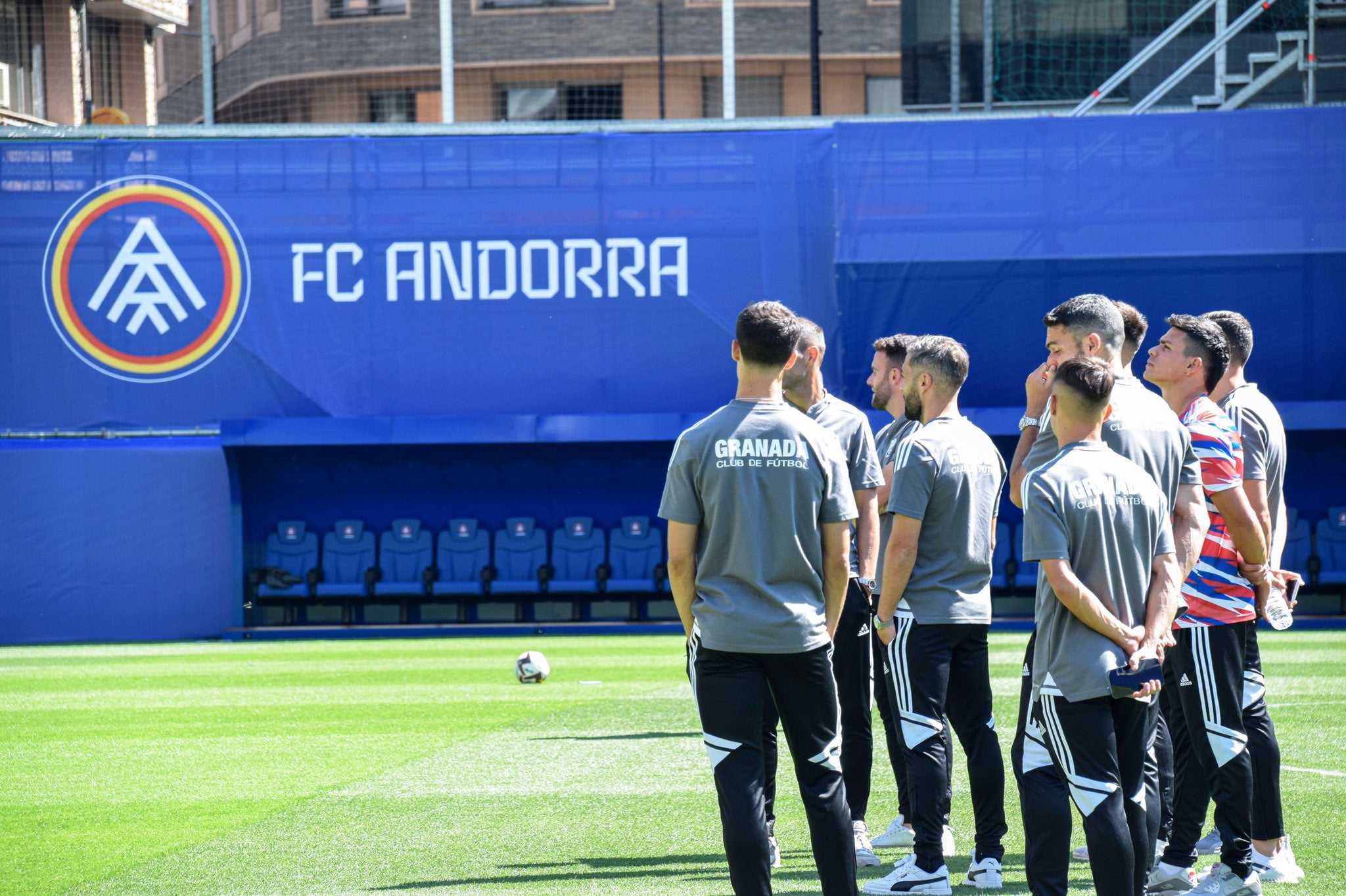 El Granada disputa en Andorra el primer encuentro oficial del fútbol profesional español fuera del país ante el equipo de Piqué