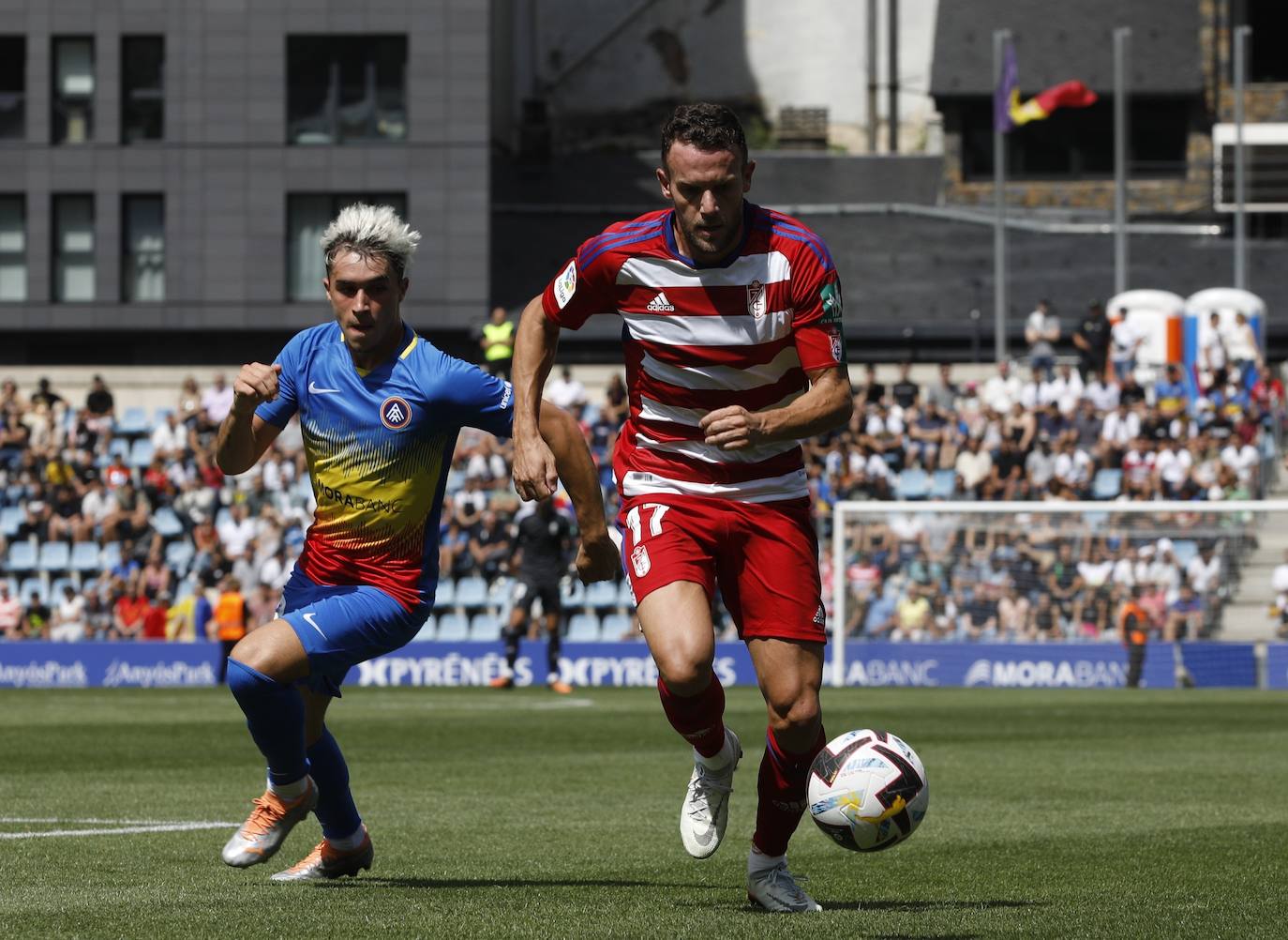 El Granada disputa en Andorra el primer encuentro oficial del fútbol profesional español fuera del país ante el equipo de Piqué