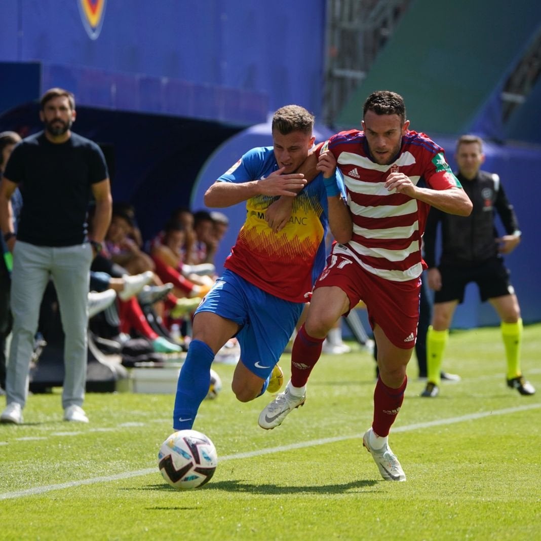 El Granada disputa en Andorra el primer encuentro oficial del fútbol profesional español fuera del país ante el equipo de Piqué