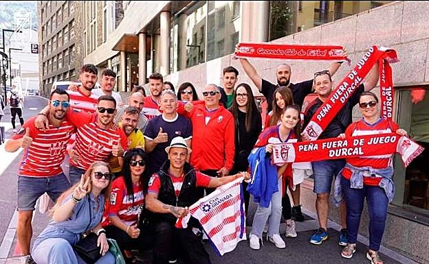 La afición rojiblanca animó y coloreó los aledaños del estadio andorrano. 