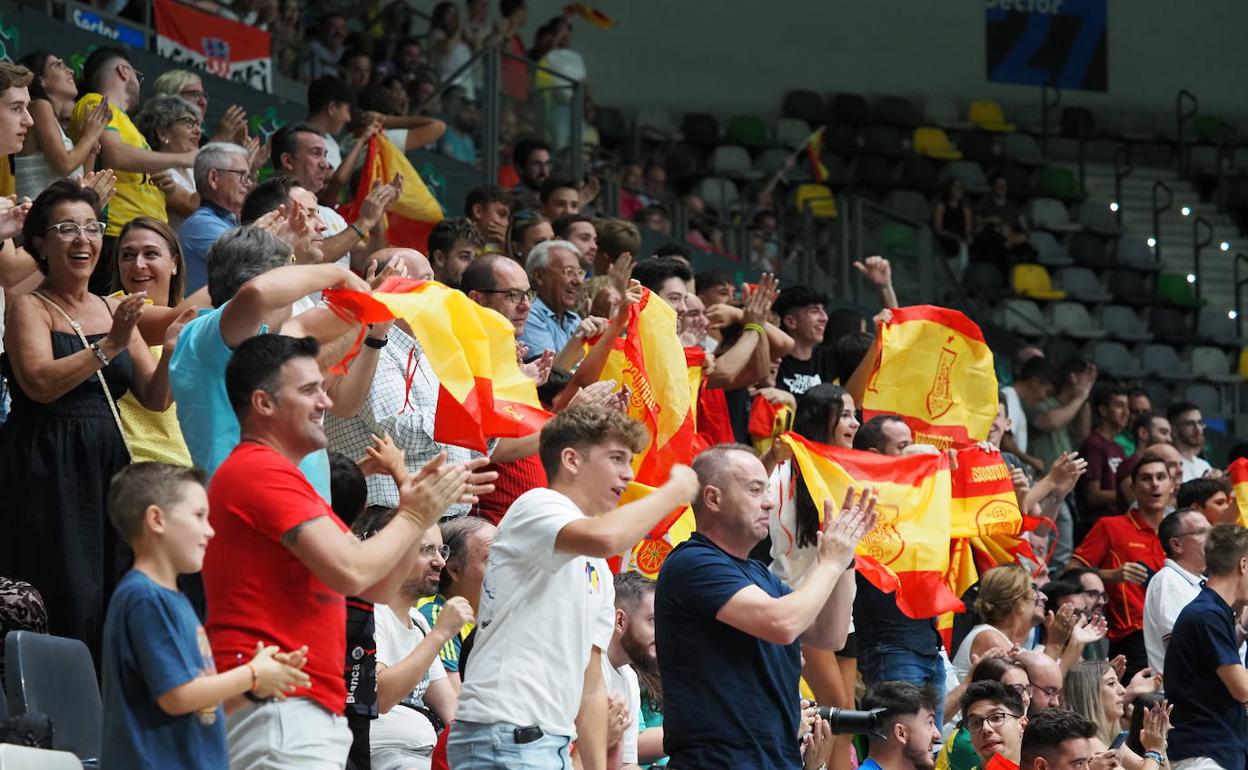 El pabellón jienense volvió a disfrutar con el segundo triunfo, de nuevo con goleada, de la Selección Española; abajo con el 7 Pablo Ordóñez, de Mengíbar. 